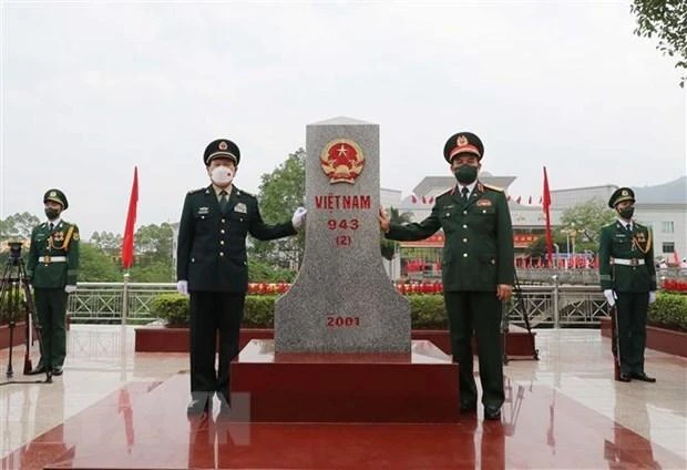 Bộ trưởng Quốc phòng Phan Văn Giang và Bộ trưởng Quốc phòng Trung Quốc Ngụy Phượng Hòa bên cột mốc biên giới Việt Nam tại cửa khẩu Tà Lùng. Ảnh: TTXVN. Bộ trưởng Quốc phòng Phan Văn Giang và Bộ trưởng Quốc phòng Trung Quốc Ngụy Phượng Hòa bên cột mốc biên giới Việt Nam tại cửa khẩu Tà Lùng. Ảnh: TTXVN.