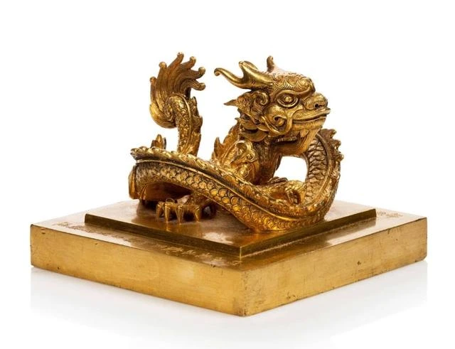Kim ấn 'Hoàng đế chi bảo'. Kim ấn 'Hoàng đế chi bảo'.