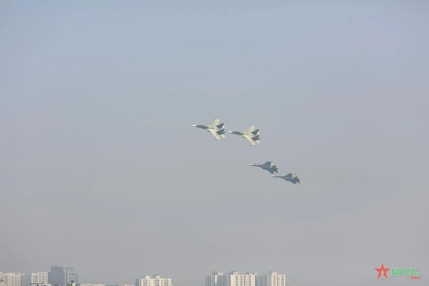 Biên đội máy bay Su-30MK2 thao diễn trên bầu trời. Su-30MK2 là dòng máy bay chiến đấu hiện đại hàng đầu của Quân đội nhân dân Việt Nam. Ảnh: qdnd.vn Biên đội máy bay Su-30MK2 thao diễn trên bầu trời. Su-30MK2 là dòng máy bay chiến đấu hiện đại hàng đầu của Quân đội nhân dân Việt Nam. Ảnh: qdnd.vn