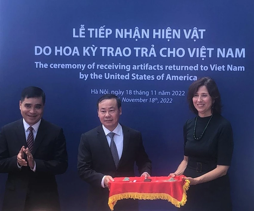TS. Nguyễn Văn Đoàn, Giám đốc Bảo tàng Lịch sử Quốc gia tiếp nhận các hiện vật.
