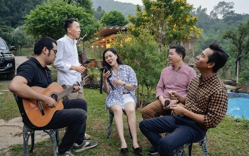 Các ca sĩ tập luyện tại khuôn viên trên đồi của NSƯT Việt Hoàn. Ảnh: NVCC Các ca sĩ tập luyện tại khuôn viên trên đồi của NSƯT Việt Hoàn. Ảnh: NVCC