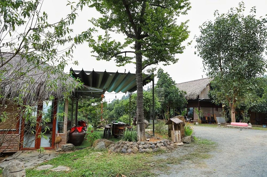 Một góc khuôn viên trên đồi của NSƯT Việt Hoàn. Ảnh: HẢI DƯƠNG Một góc khuôn viên trên đồi của NSƯT Việt Hoàn. Ảnh: HẢI DƯƠNG
