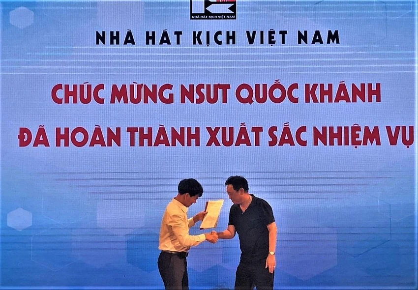 Giám đốc Nhà hát Kịch Việt Nam, nghệ sĩ Nguyễn Xuân Bắc trao quyết định cho NSƯT Quốc Khánh.