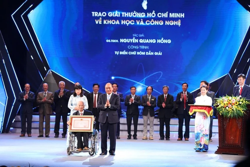 Gs. Ts. Nguyễn Quang Hồng, tác giả công trình 'Tự điển chữ Nôm dẫn giải' nhận giải thưởng Hồ Chí Minh. Ảnh: HOÀNG HIẾU/TTXVN Gs. Ts. Nguyễn Quang Hồng, tác giả công trình 'Tự điển chữ Nôm dẫn giải' nhận giải thưởng Hồ Chí Minh. Ảnh: HOÀNG HIẾU/TTXVN