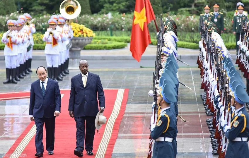 Chủ tịch nước Nguyễn Xuân Phúc đã chủ trì lễ đón chính thức Tổng thống Uganda Yoweri Kaguta Museveni. Ảnh: NGUYỄN HỒNG Chủ tịch nước Nguyễn Xuân Phúc đã chủ trì lễ đón chính thức Tổng thống Uganda Yoweri Kaguta Museveni. Ảnh: NGUYỄN HỒNG