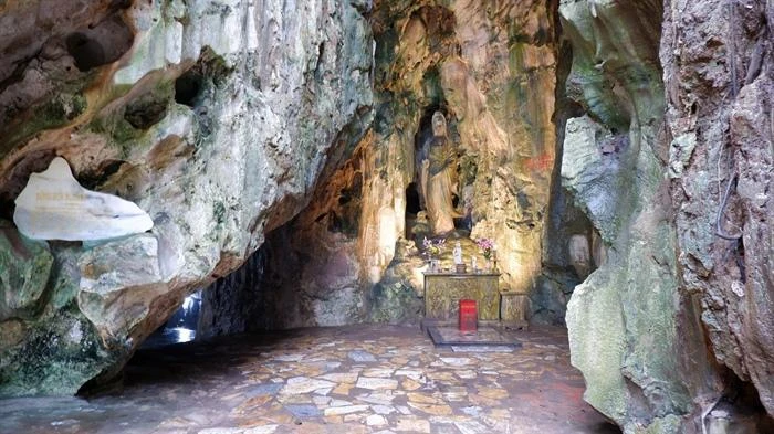 'Bia ma nhai' tại danh thắng Ngũ Hành Sơn. Ảnh: Cục Di sản văn hóa.