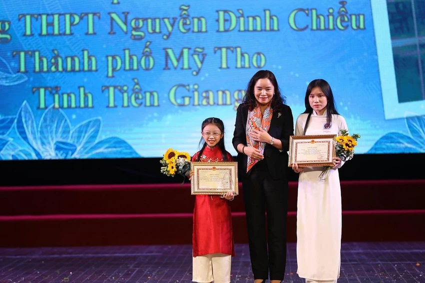 Thứ trưởng Bộ VH-TT&DL Trịnh Thị Thủy trao giải cho hai thí sinh đạt giải Đại sứ Văn hóa đọc tiêu biểu. Ảnh: NAM NGUYỄN. Thứ trưởng Bộ VH-TT&DL Trịnh Thị Thủy trao giải cho hai thí sinh đạt giải Đại sứ Văn hóa đọc tiêu biểu. Ảnh: NAM NGUYỄN.