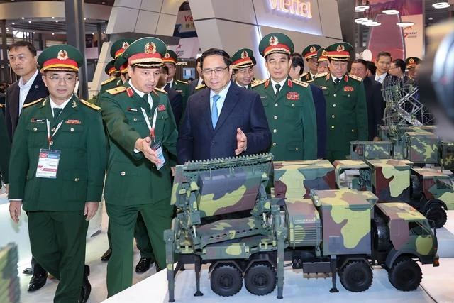 Thủ tướng thăm các gian trưng bày các phương tiện chiến đấu, giải pháp công nghệ, vũ khí... Ảnh: VGP. Thủ tướng thăm các gian trưng bày các phương tiện chiến đấu, giải pháp công nghệ, vũ khí... Ảnh: VGP.