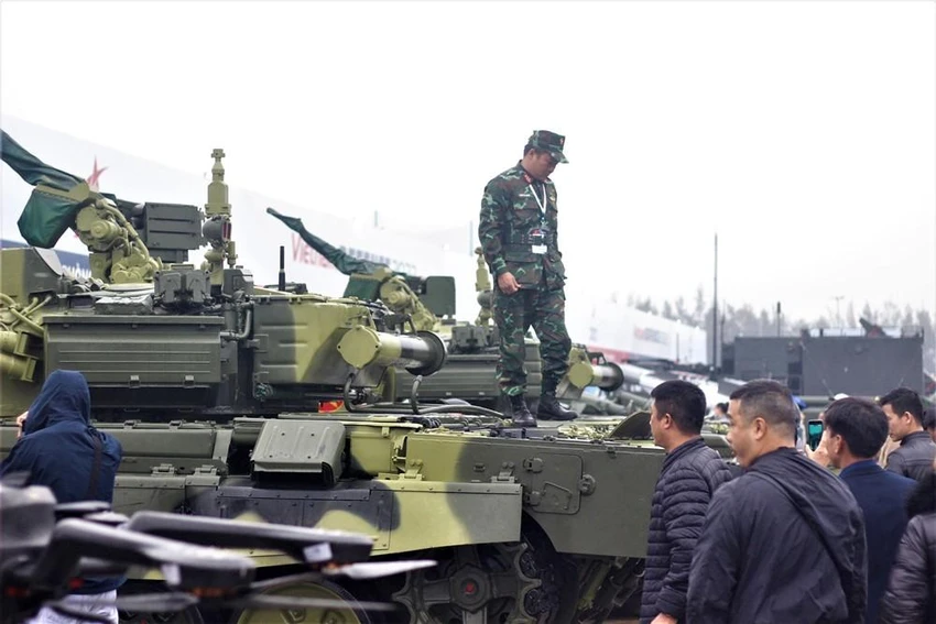 Triển lãm Quốc phòng Quốc tế Việt Nam 2022 được chia làm hai khu vực. Khu vực ngoài trời trưng bày những thiết bị hạng nặng như máy bay, xe tăng, tên lửa. Ảnh: VIẾT THỊNH trien-lam-quoc-phong-quoc-te-2022