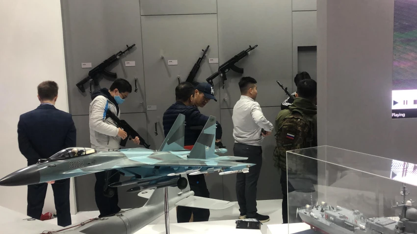 Các gian trưng bày cho phép người dân được trải nghiệm với vũ khí. Ảnh: VIẾT THỊNH trien-lam-quoc-phong-quoc-te-2022