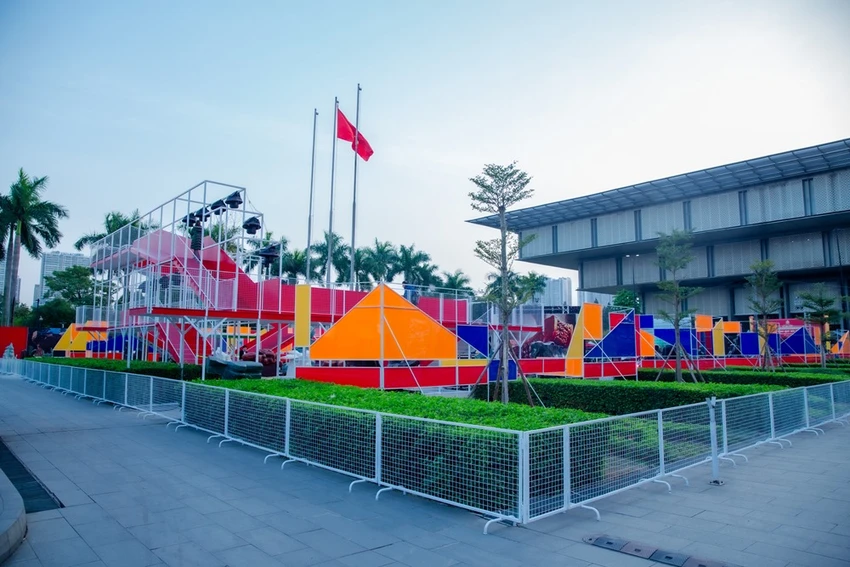 Triển lãm được trưng bày tại không gian sân vườn của Bảo tàng Hà Nội.