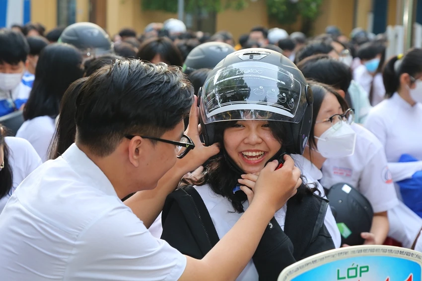 Học sinh khối lớp 12 của trường trường THPT Trần Khai Nguyên nhận mũ bảo hiểm đạt chuẩn. Ảnh: VT