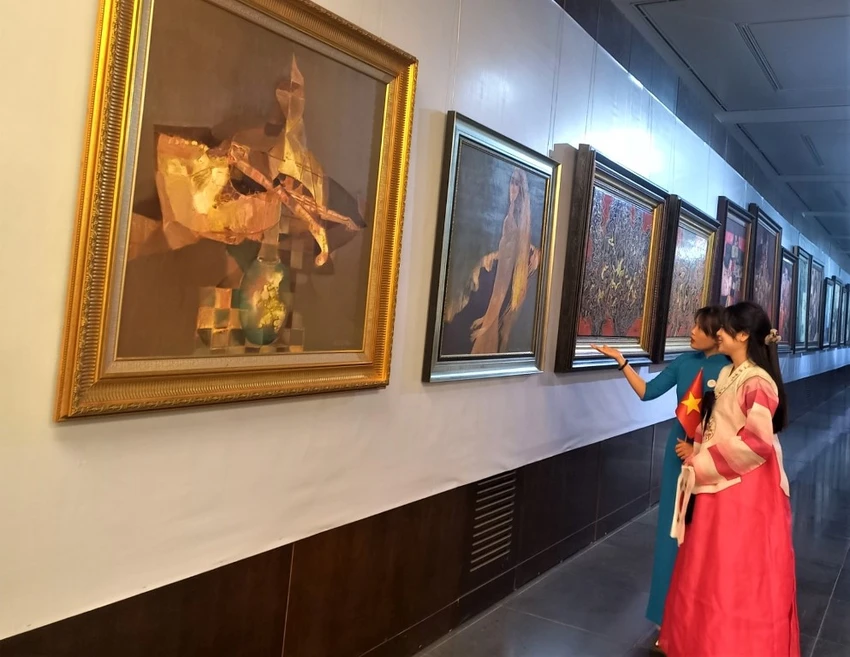Ngoài ra, cũng là cơ hội để mọi người dân Việt Nam tìm hiểu nhiều hơn về văn hóa Hàn Quốc qua hội họa. Ảnh: VT Ngoài ra, cũng là cơ hội để mọi người dân Việt Nam tìm hiểu nhiều hơn về văn hóa Hàn Quốc qua hội họa. Ảnh: VT