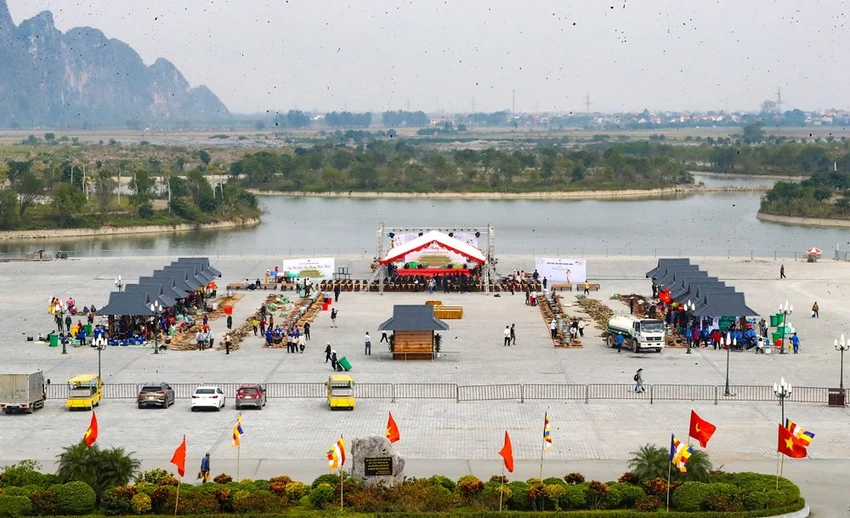 Hoạt động gói bánh diễn ra trong khuôn viên Khu du lịch Tam Chúc. .Ảnh: NAM NGUYỄN Hoạt động gói bánh diễn ra trong khuôn viên Khu du lịch Tam Chúc. .Ảnh: NAM NGUYỄN