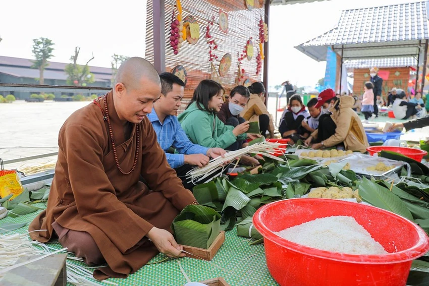 gói bánh chưng ở chùa Tam Chúc Thượng toạ Thích Minh Quang - Phó trụ trì chùa Tam Chúc tham gia gói bánh cùng người dân. Ảnh: NAM NGUYỄN