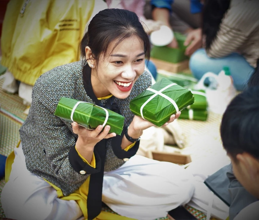 Tam Chúc một vạn bánh chưng xanh 2023 Rất nhiều bạn trẻ cũng hào hứng tham gia hoạt động này. Nhiều bạn trẻ cho biết, đây là lần đầu tiên tự tay gói bánh. Ảnh: VIẾT THỊNH