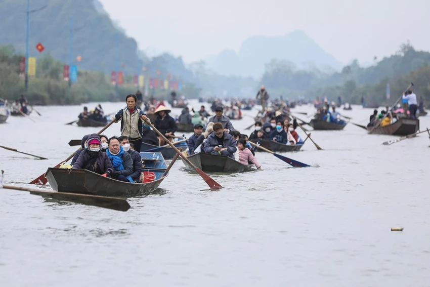 Dòng người di chuyển trên Suối Yến để vào chùa. Ảnh: QUANG VINH Dòng người di chuyển trên Suối Yến để vào chùa. Ảnh: QUANG VINH