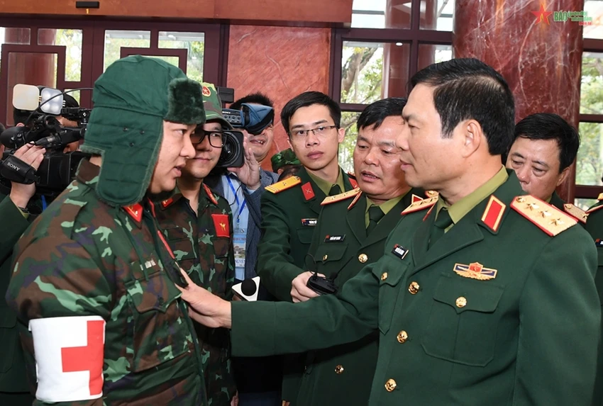 Thượng tướng Nguyễn Tân Cương động viên các thành viên của lực lượng. Ảnh: QĐND Thượng tướng Nguyễn Tân Cương động viên các thành viên của lực lượng. Ảnh: QĐND