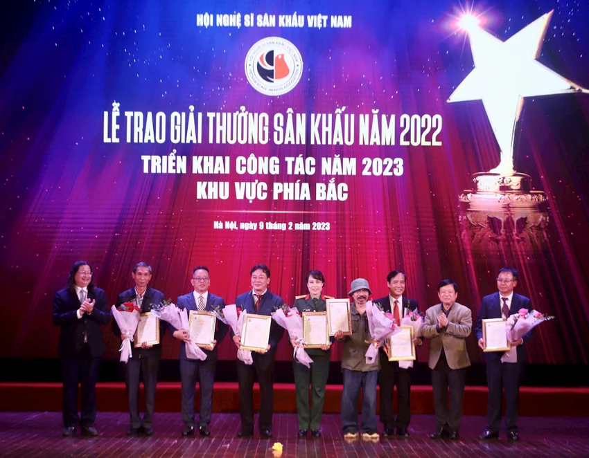 Các tác giả nhận giải A cho các vở diễn sân khấu xuất sắc. Ảnh: QUANG TẤN