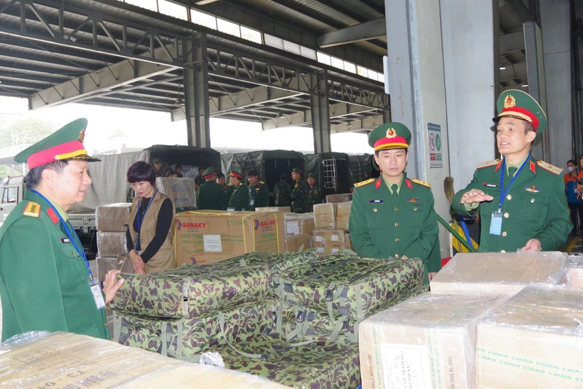 Thiếu tướng Nguyễn Hùng Thắng, Phó Chủ nhiệm, Tham mưu trưởng Tổng cục Hậu cần (ngoài cùng bên phải) kiểm tra công tác vận chuyển, bốc xếp vật chất hậu cần của Lữ đoàn Vận tải 971. Ảnh: Lữ đoàn Vận tải 971. Thiếu tướng Nguyễn Hùng Thắng, Phó Chủ nhiệm, Tham mưu trưởng Tổng cục Hậu cần (ngoài cùng bên phải) kiểm tra công tác vận chuyển, bốc xếp vật chất hậu cần của Lữ đoàn Vận tải 971. Ảnh: Lữ đoàn Vận tải 971.