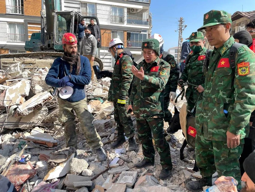 Trưởng đoàn, các tổ tiến hành trinh sát mục tiêu. Ảnh: VĂN HIẾU Trưởng đoàn, các tổ tiến hành trinh sát mục tiêu. Ảnh: VĂN HIẾU