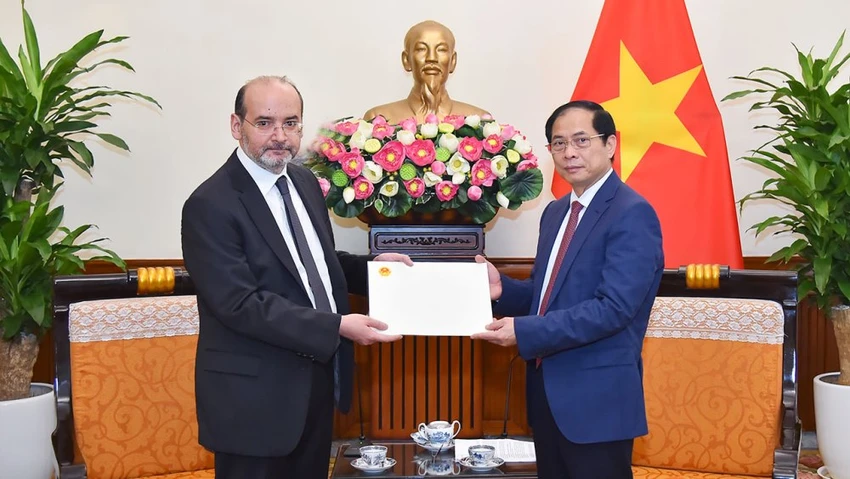 Bộ trưởng Bùi Thanh Sơn trao thư thăm hỏi của Thủ tướng Chính phủ Phạm Minh Chính gửi Tổng thống Thổ Nhĩ Kỳ Recep Tayyip Erdogan. Ảnh: VT Bộ trưởng Bùi Thanh Sơn trao thư thăm hỏi của Thủ tướng Chính phủ Phạm Minh Chính gửi Tổng thống Thổ Nhĩ Kỳ Recep Tayyip Erdogan. Ảnh: VT