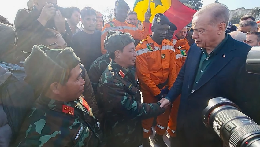 Tổng thống Tayyip Erdogan bắt tay Thiếu tướng Phạm Văn Tỵ. Ảnh: THI TÙNG-QPVN Tổng thống Tayyip Erdogan bắt tay Thiếu tướng Phạm Văn Tỵ. Ảnh: THI TÙNG-QPVN