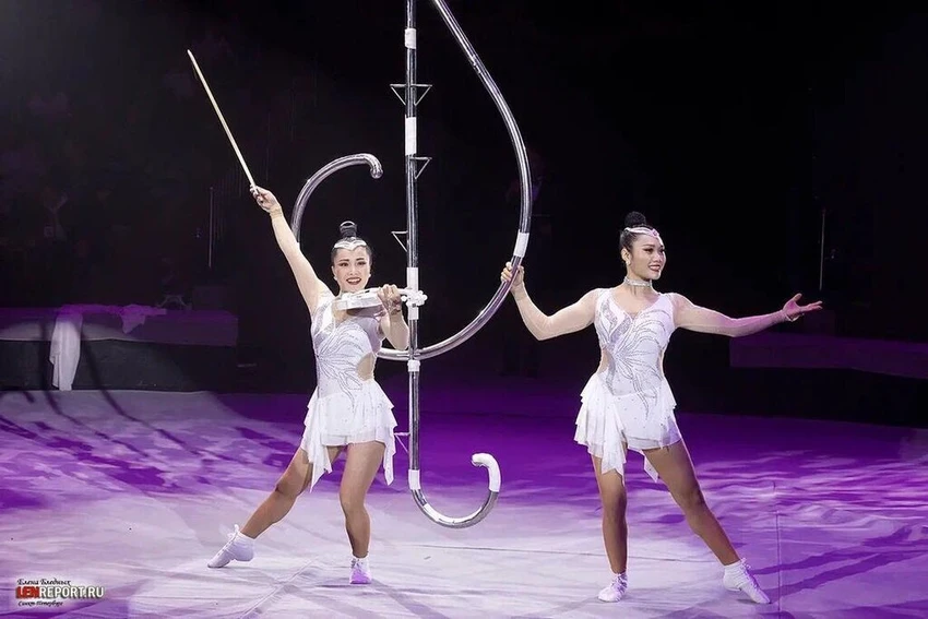 Nữ nghệ sĩ Hồng Thúy và Phạm Hướng qua tiết mục "Đu Son" đã giành Vương miện Vàng Công chúa Xiếc tại Nga. Ảnh: Liên đoàn Xiếc Việt Nam Nữ nghệ sĩ Hồng Thúy và Phạm Hướng qua tiết mục "Đu Son" đã giành Vương miện Vàng Công chúa Xiếc tại Nga. Ảnh: Liên đoàn Xiếc Việt Nam