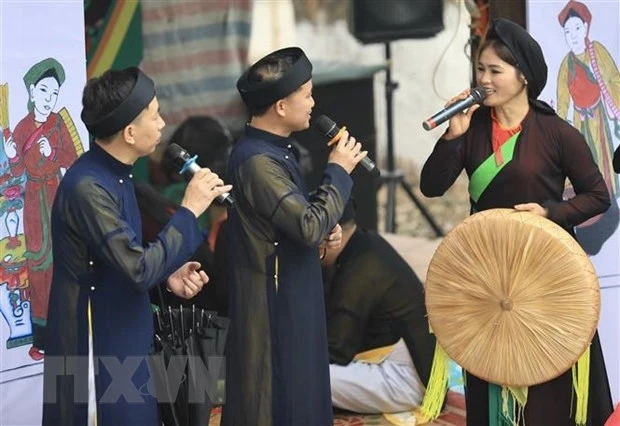 Các liền anh, liền chị trình diễn màn hát giao duyên Quan họ. Ảnh TTXVN Các liền anh, liền chị trình diễn màn hát giao duyên Quan họ. Ảnh TTXVN