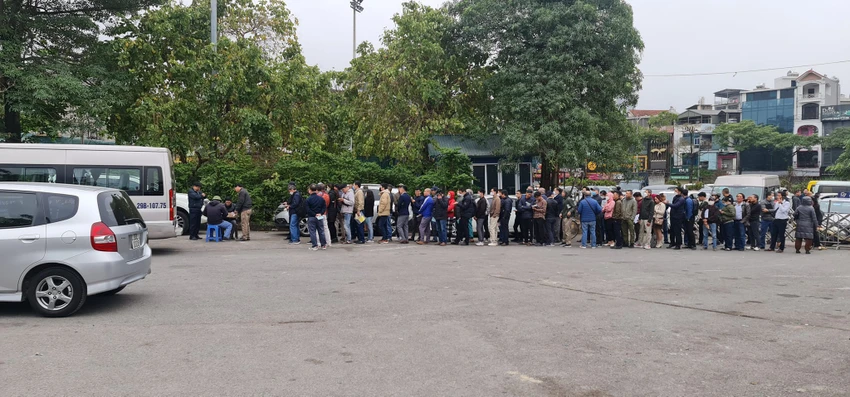 Các tài xế đợi lấy số thứ tự. Ảnh: HẢI ÂU Các tài xế đợi lấy số thứ tự. Ảnh: HẢI ÂU