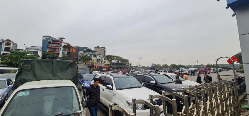 Xe đến hạn kiểm tra xếp hàng dài ngoài cổng Trung tâm đăng kiểm 2903S. .Ảnh: HẢI ÂU Xe đến hạn kiểm tra xếp hàng dài ngoài cổng Trung tâm đăng kiểm 2903S. .Ảnh: HẢI ÂU