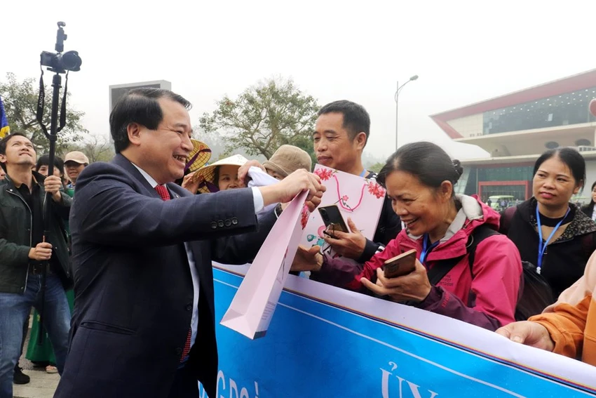 Ông Hà Văn Siêu, Phó Tổng cục trưởng Tổng cục Du lịch tặng quà cho những vị khách Trung Quốc đầu tiên vào Việt Nam theo đoàn sau dịch COVID-19. Ảnh: THÚY HÀ. Ông Hà Văn Siêu, Phó Tổng cục trưởng Tổng cục Du lịch tặng quà cho những vị khách Trung Quốc đầu tiên vào Việt Nam theo đoàn sau dịch COVID-19. Ảnh: THÚY HÀ.