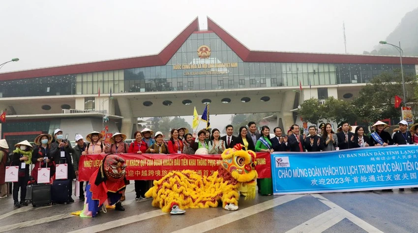 Đoàn khách Trung Quốc đầu tiên được chào đón tại cửa khẩu Hữu Nghị, Lạng Sơn. Ảnh: THÚY HÀ Đoàn khách Trung Quốc đầu tiên được chào đón tại cửa khẩu Hữu Nghị, Lạng Sơn. Ảnh: THÚY HÀ