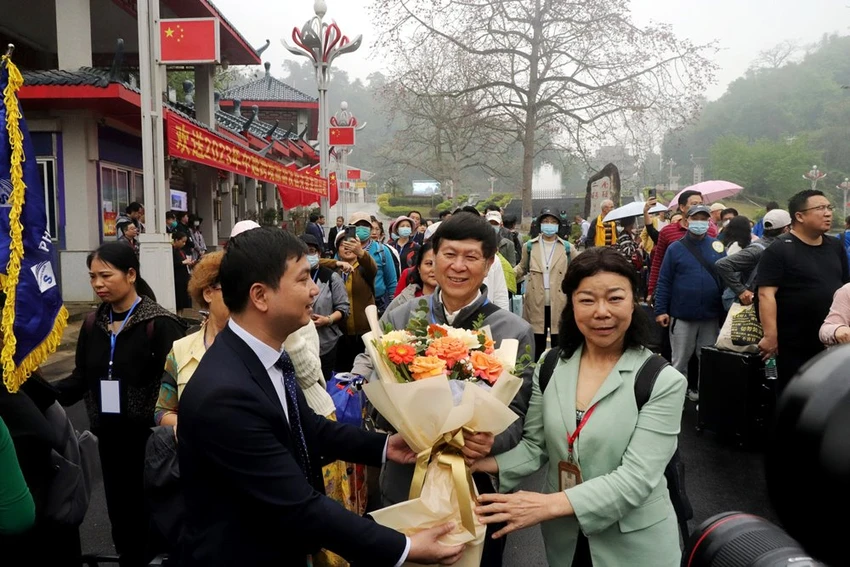 Đại diện Công ty TNHH Phương Nam Star Travel (Việt Nam) tặng hoa đoàn khách. Ảnh: THÚY HÀ. Đại diện Công ty TNHH Phương Nam Star Travel (Việt Nam) tặng hoa đoàn khách. Ảnh: THÚY HÀ.