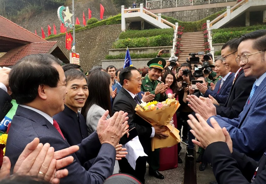 Đại diện cơ quan du lịch và địa phương Việt Nam và Trung Quốc trao đổi thông tin trong lễ đón đoàn. Ảnh: THÚY HÀ Đại diện cơ quan du lịch và địa phương Việt Nam và Trung Quốc trao đổi thông tin trong lễ đón đoàn. Ảnh: THÚY HÀ