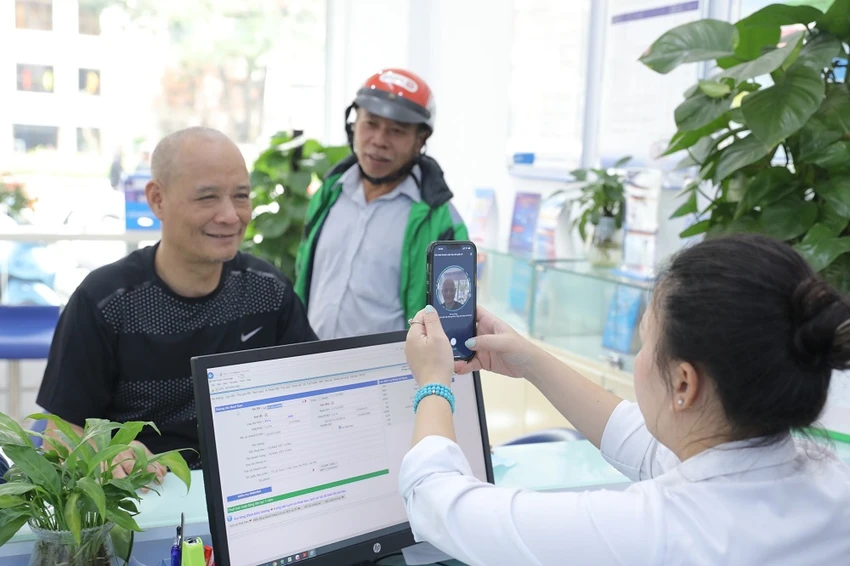 Người dân thực hiện chuẩn hóa thông tin thuê bao tại điểm giao dịch của VinaPhone. Người dân thực hiện chuẩn hóa thông tin thuê bao tại điểm giao dịch của VinaPhone.