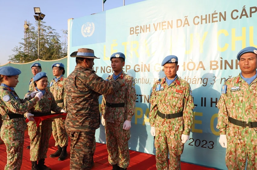 Các chỉ huy Phái bộ và phân khu UNITY trao những tấm Huy chương vì sự nghiệp Gìn giữ hòa bình Liên Hợp Quốc lên ngực áo của các cán bộ, nhân viên BVDC2.4. Ảnh: BVDC2.4 Các chỉ huy Phái bộ và phân khu UNITY trao những tấm Huy chương vì sự nghiệp Gìn giữ hòa bình Liên Hợp Quốc lên ngực áo của các cán bộ, nhân viên BVDC2.4. Ảnh: BVDC2.4