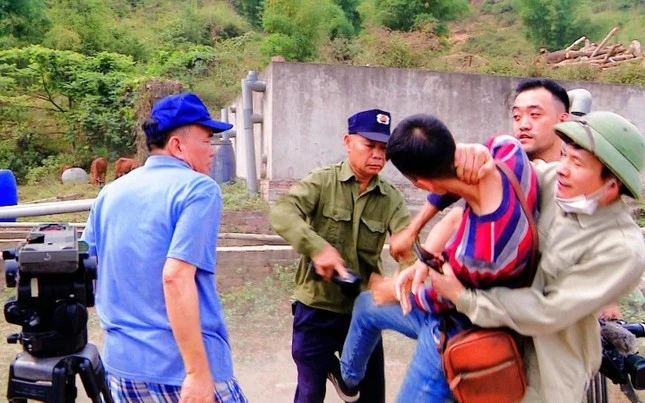 Phóng viên Báo NTNN/điện tử Dân Việt bị hành hung, khống chế, giật thiết bị tác nghiệp. .Ảnh.Báo NTNN/điện tử Dân Việt . Phóng viên Báo NTNN/điện tử Dân Việt bị hành hung, khống chế, giật thiết bị tác nghiệp. .Ảnh.Báo NTNN/điện tử Dân Việt .