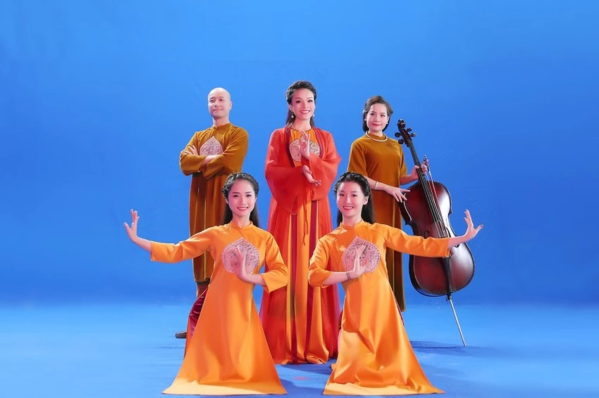 Ca sĩ Tân Nhàn trong MV xẩm 'Công cha ngãi mẹ sinh thành' được phát hành vào năm 2021. Ca sĩ Tân Nhàn trong MV xẩm 'Công cha ngãi mẹ sinh thành' được phát hành vào năm 2021.