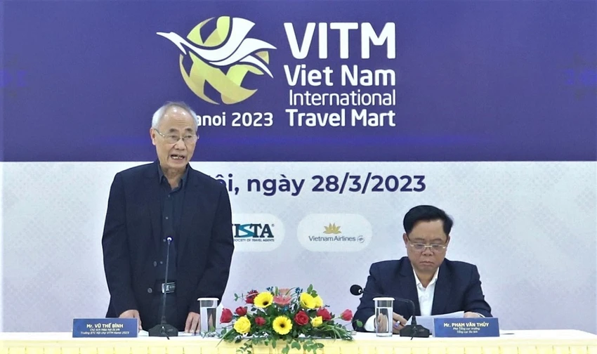 Ông Vũ Thế Bình, Chủ tịch Hiệp hội du lịch Việt Nam trả lời câu hỏi của báo chí. Ảnh: VT