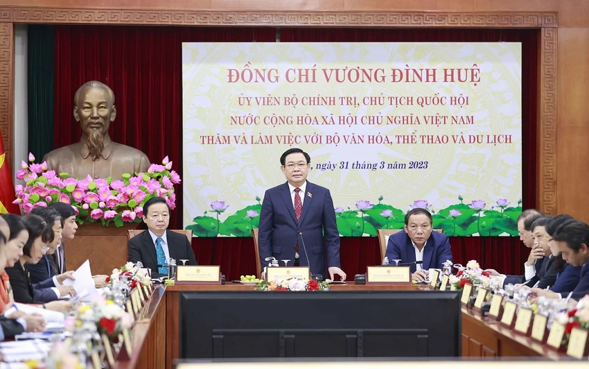 Chủ tịch Quốc hội đề nghị Bộ VH-TT&DL tiếp tục triển khai đồng bộ các giải pháp nhằm phát triển văn hóa, xây dựng con người Việt Nam. Ảnh: DOÃN TẦN Chủ tịch Quốc hội đề nghị Bộ VH-TT&DL tiếp tục triển khai đồng bộ các giải pháp nhằm phát triển văn hóa, xây dựng con người Việt Nam