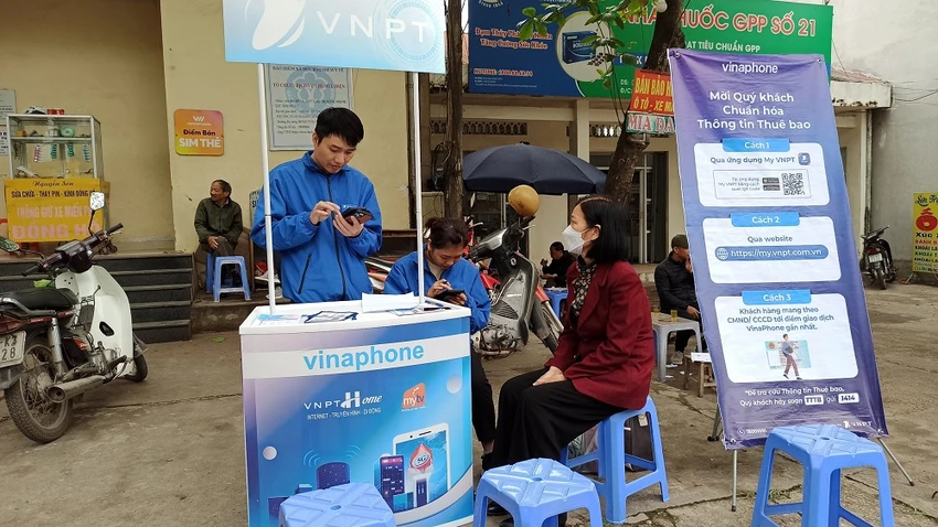 VinaPhone tăng cường các quầy lưu động phục vụ khách hàng Chuẩn hóa thông tin thuê bao. VinaPhone tăng cường các quầy lưu động phục vụ khách hàng Chuẩn hóa thông tin thuê bao.