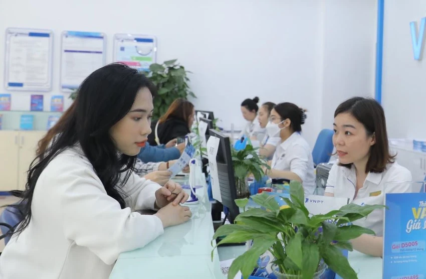 Người dân đến điểm giao dịch của VinaPhone để bổ sung thông tin.