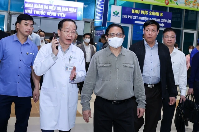 Thủ tướng kiểm tra tình hình đáp ứng vật tư y tế và thuốc men tại bệnh viện Nhi Trung ương - Ảnh: VGP. Thủ tướng kiểm tra tình hình đáp ứng vật tư y tế và thuốc men tại bệnh viện Nhi Trung ương - Ảnh: VGP.