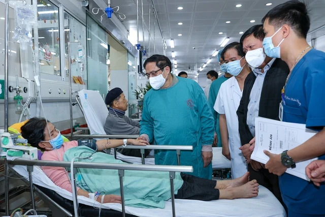 Thủ tướng thăm hỏi bệnh nhân đang điều trị tại bệnh viện Bạch Mai - Ảnh: VGP. Thủ tướng thăm hỏi bệnh nhân đang điều trị tại bệnh viện Bạch Mai - Ảnh: VGP.