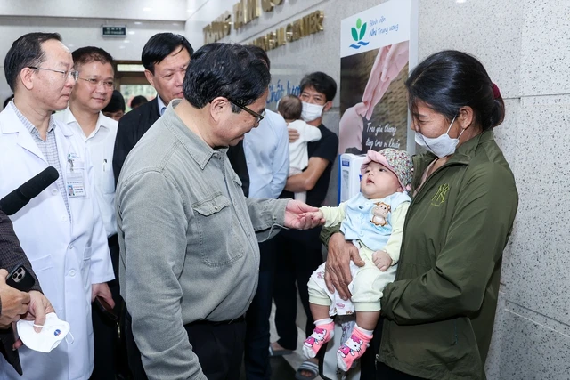 Thủ tướng hỏi thăm sức khỏe một trẻ đang khám tại Bệnh viện Nhi Trung ương trong thời điểm thời tiết chuyển mùa - Ảnh: VGP. Thủ tướng hỏi thăm sức khỏe một trẻ đang khám tại Bệnh viện Nhi Trung ương trong thời điểm thời tiết chuyển mùa - Ảnh: VGP.