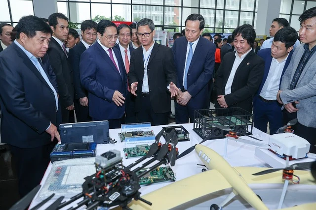 Thủ tướng tham quan khu vực giới thiệu sản phẩm thiết bị bay không người lái do sinh viên Khoa Điện tử viễn thông nghiên cứu, chế tạo - Ảnh: VGP. Thủ tướng tham quan khu vực giới thiệu sản phẩm thiết bị bay không người lái do sinh viên Khoa Điện tử viễn thông nghiên cứu, chế tạo - Ảnh: VGP.