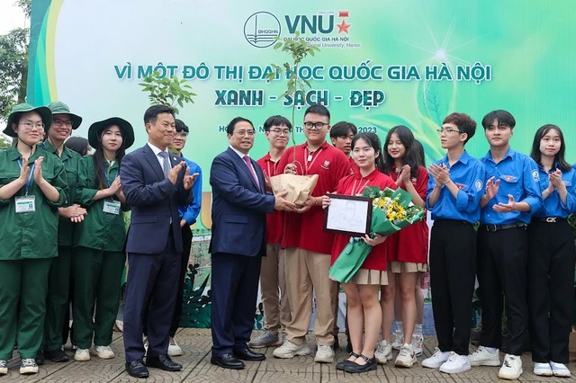 Thủ tướng trao tặng 5.000 cây xanh cho ĐHQG Hà Nội - Ảnh: VGP. Thủ tướng trao tặng 5.000 cây xanh cho ĐHQG Hà Nội - Ảnh: VGP.