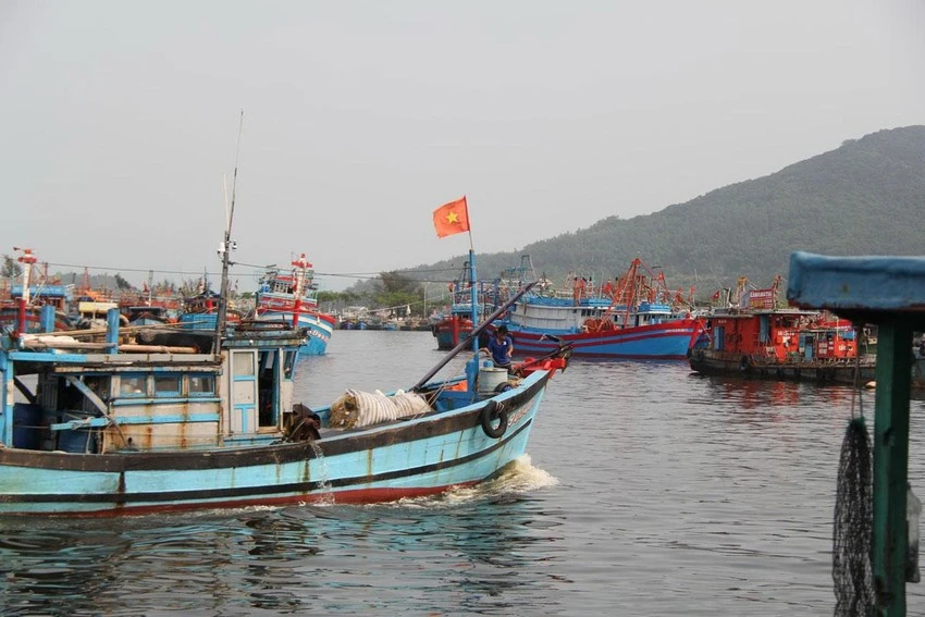 Tàu cá của ngư dân Việt Nam kiên quyết bám ngư trường, khai thác hải sản nhằm khẳng định chủ quyền biển, đảo. Ảnh: TẤN VIỆT Tàu cá của ngư dân Việt Nam kiên quyết bám ngư trường, khai thác hải sản nhằm khẳng định chủ quyền biển, đảo
