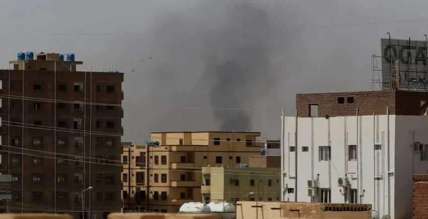 Khói bốc lên trên các tòa nhà ở Khartoum ngày 15-4. Ảnh: AFP. Khói bốc lên trên các tòa nhà ở Khartoum ngày 15-4. Ảnh: AFP.